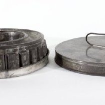 Tin bundt pan with lid - Outsides